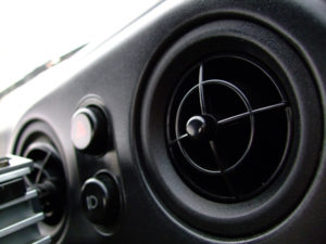 【車のエアコンが臭い！】夏を前にやっておこう、エアコンの匂い対策